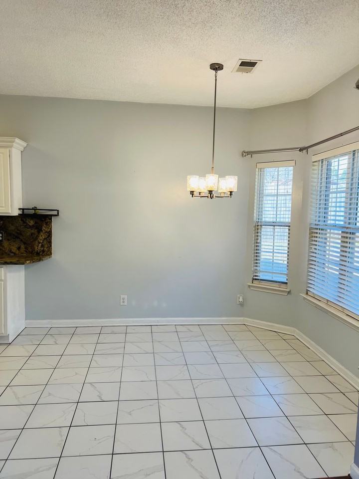 298 Glen Crest Drive - Photo 4 of 19