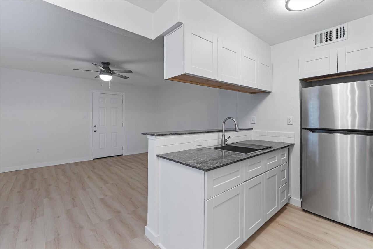 2501 Manor Cir - Photo 6 of 17