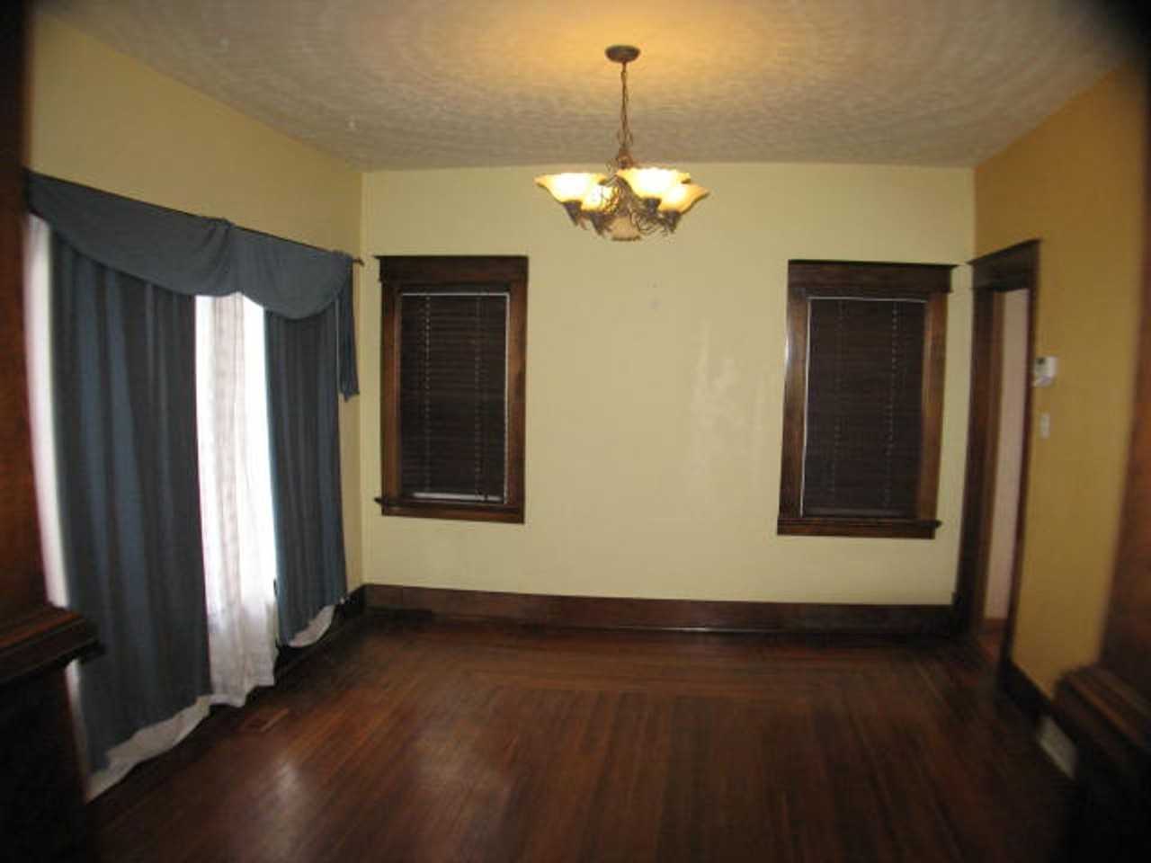 2323 N Elizabeth St - Photo 3 of 19