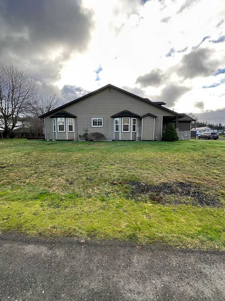 274 Olympia St N - Photo 2 of 22