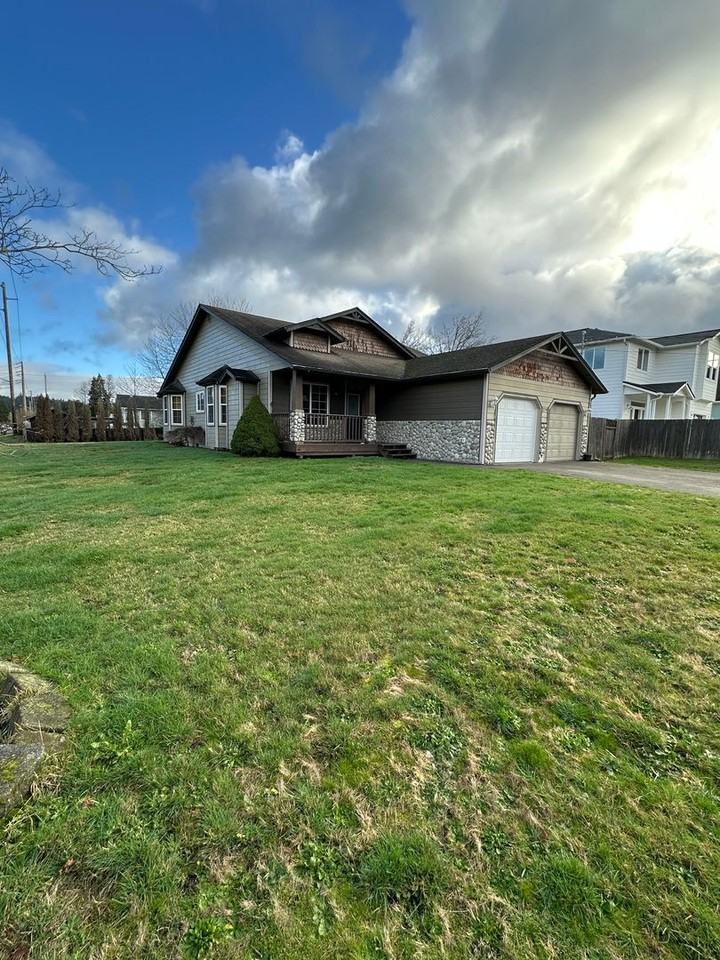 274 Olympia St N - Photo 3 of 22