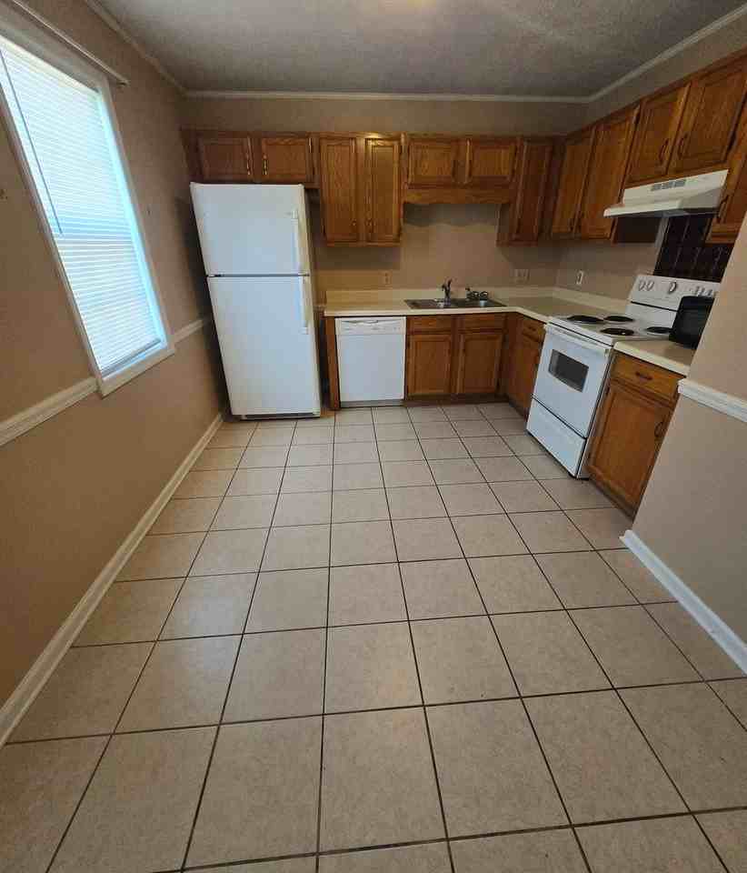 5302 Whisperwood Ct - Photo 4 of 10