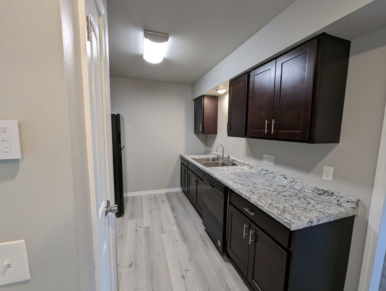 591 E Boswell St - Photo 5 of 9
