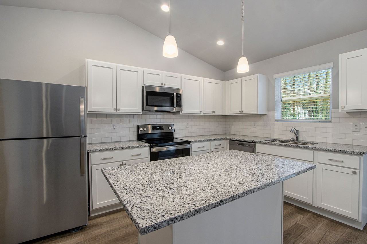 1743 Bluff Ridge Ct - Photo 2 of 20