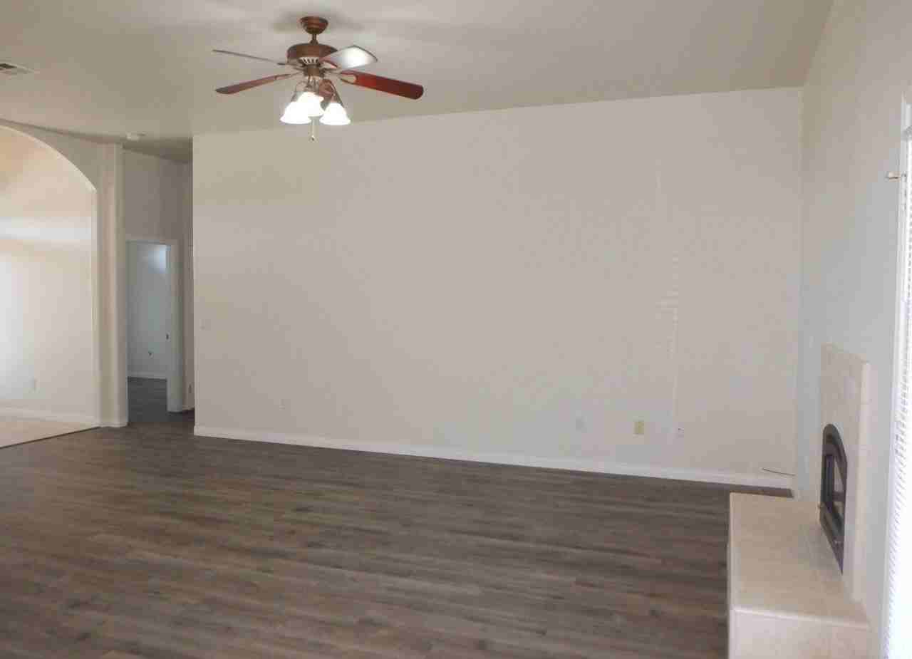 18130 Churchill St - Photo 3 of 12