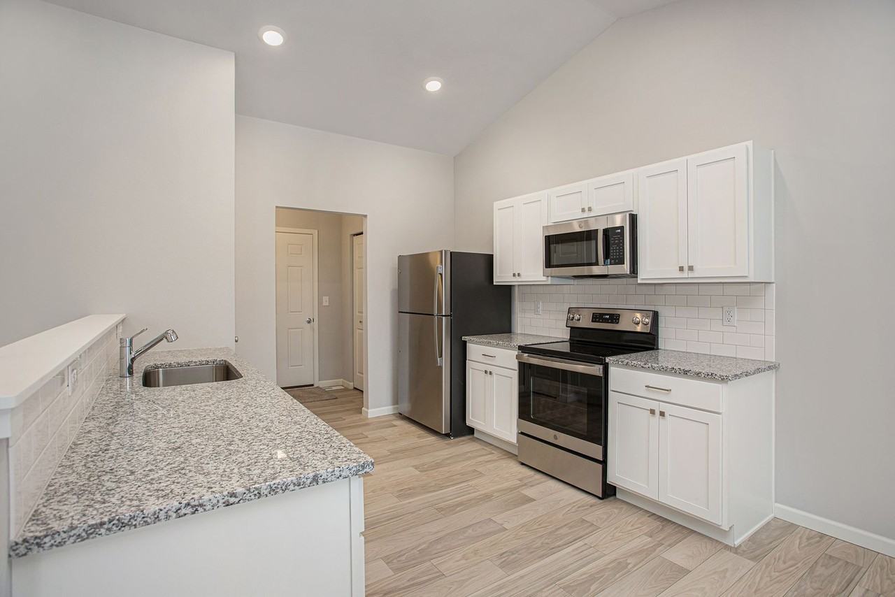 2204 Macatawa Ln - Photo 3 of 15