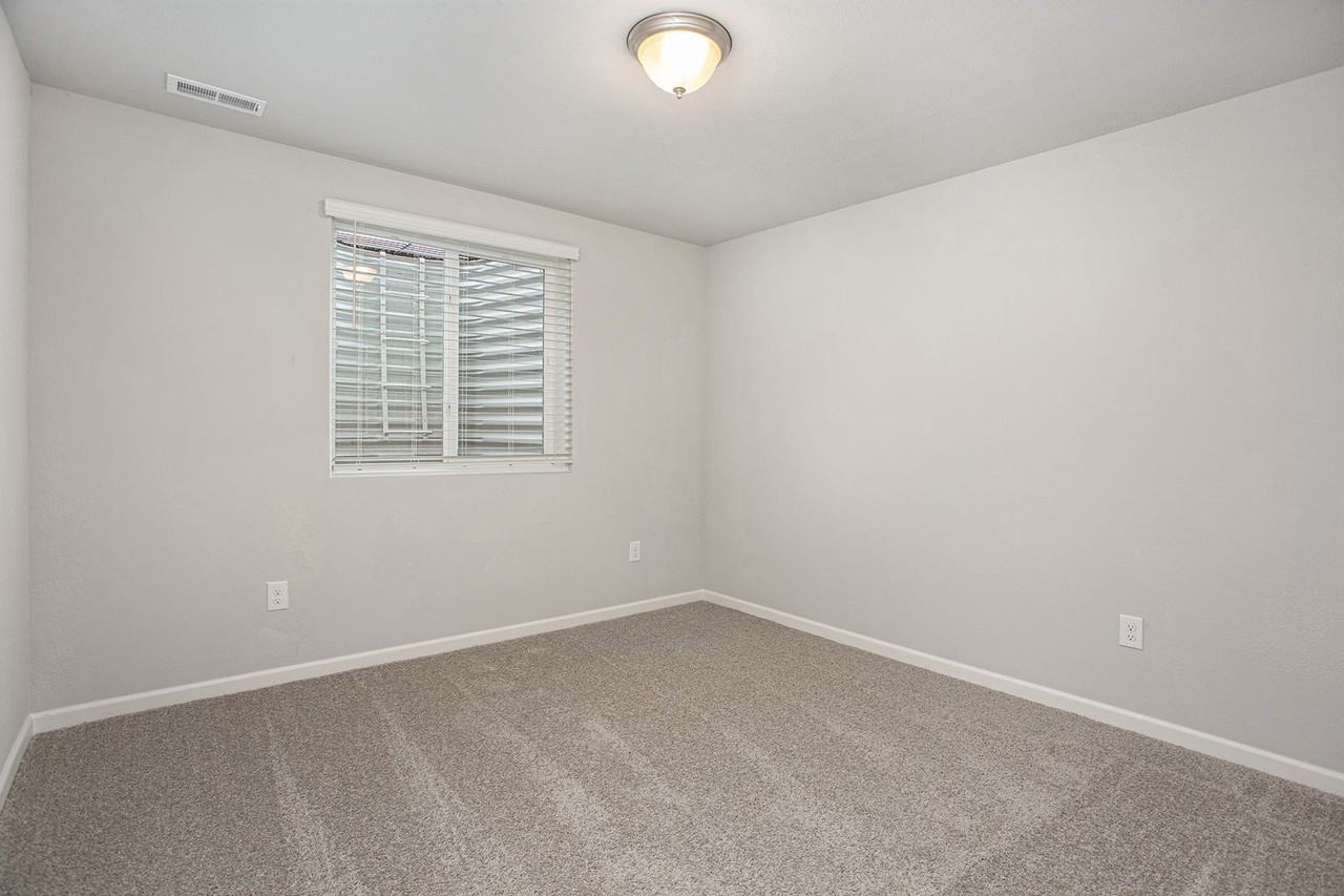 2204 Macatawa Ln - Photo 5 of 15