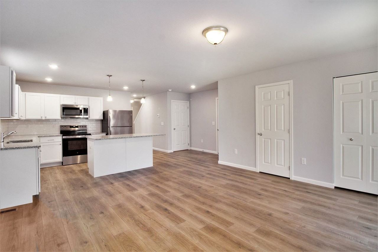 2226 Macatawa Ln - Photo 2 of 18