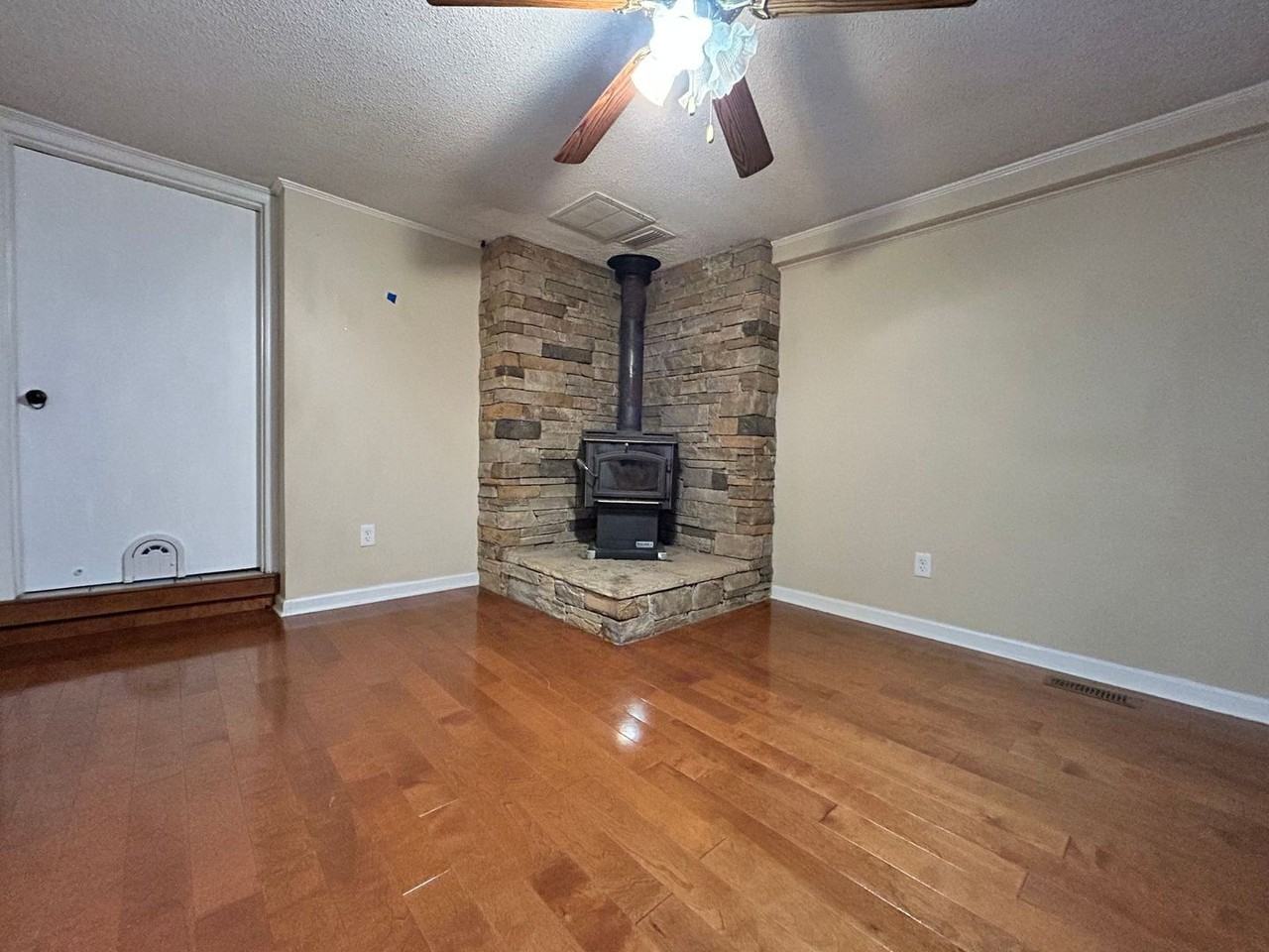 6 Surry Ct - Photo 3 of 12