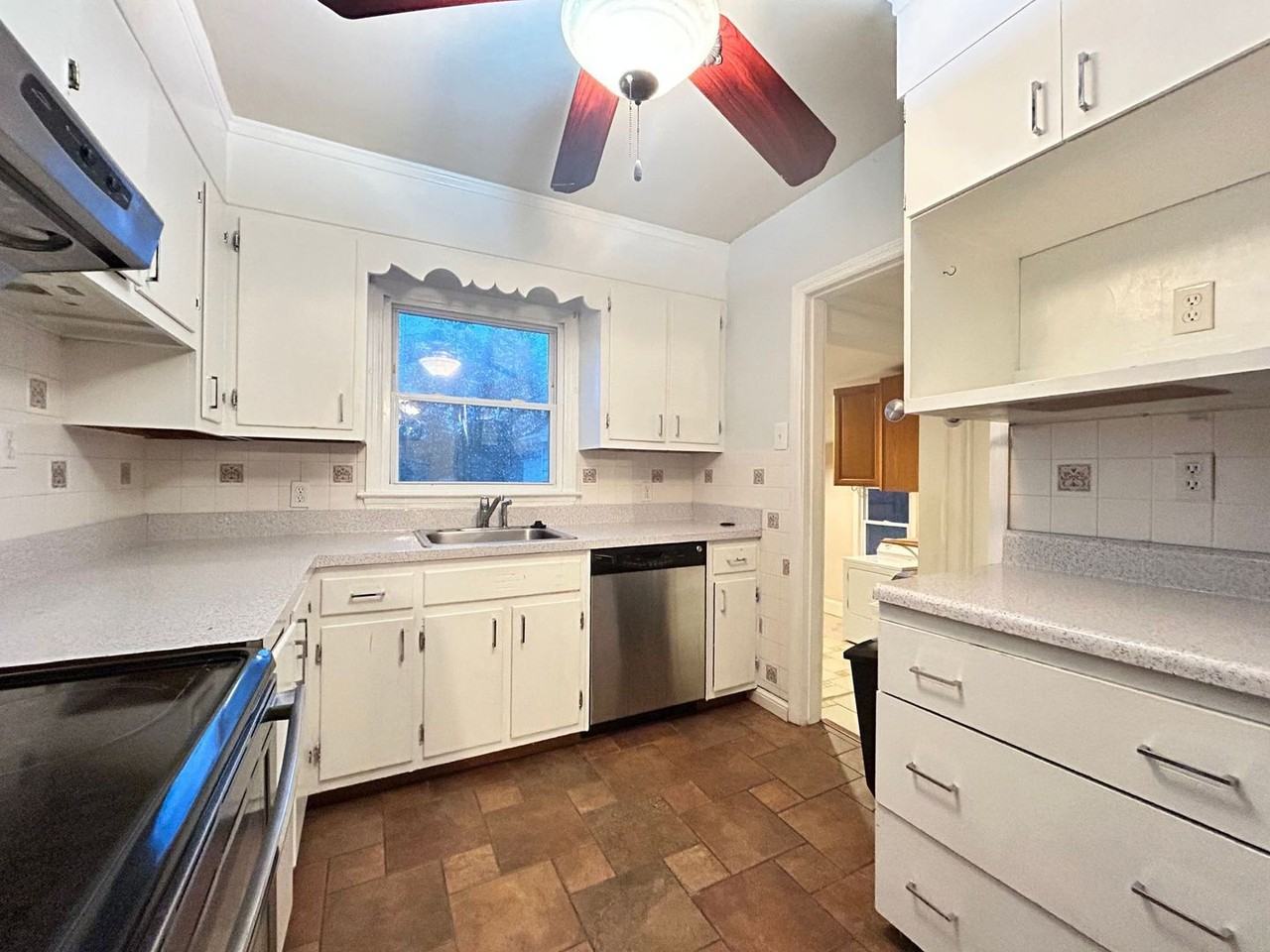 6 Surry Ct - Photo 5 of 12