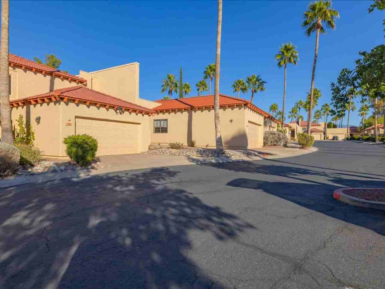8417 E Corinthian Dr - Photo 2 of 37
