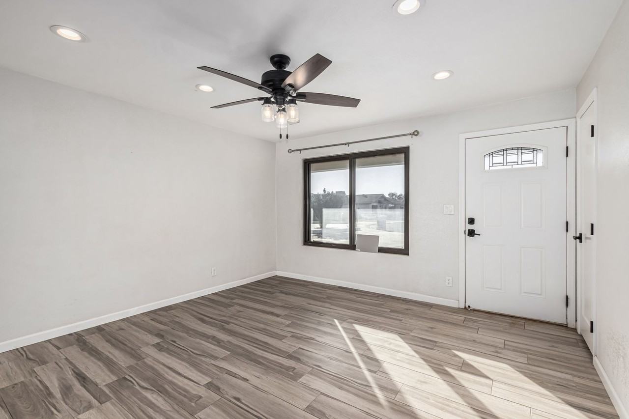 1420 N Rose St - Photo 4 of 31