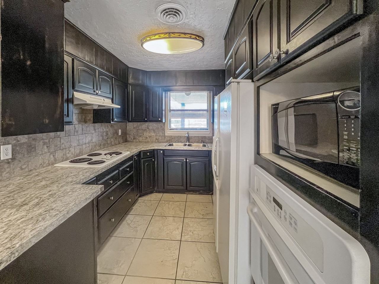 1210 W Kiowa Ave - Photo 4 of 15