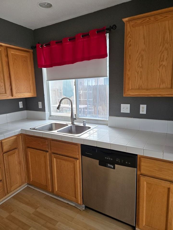 647 Vista Ct - Photo 2 of 26