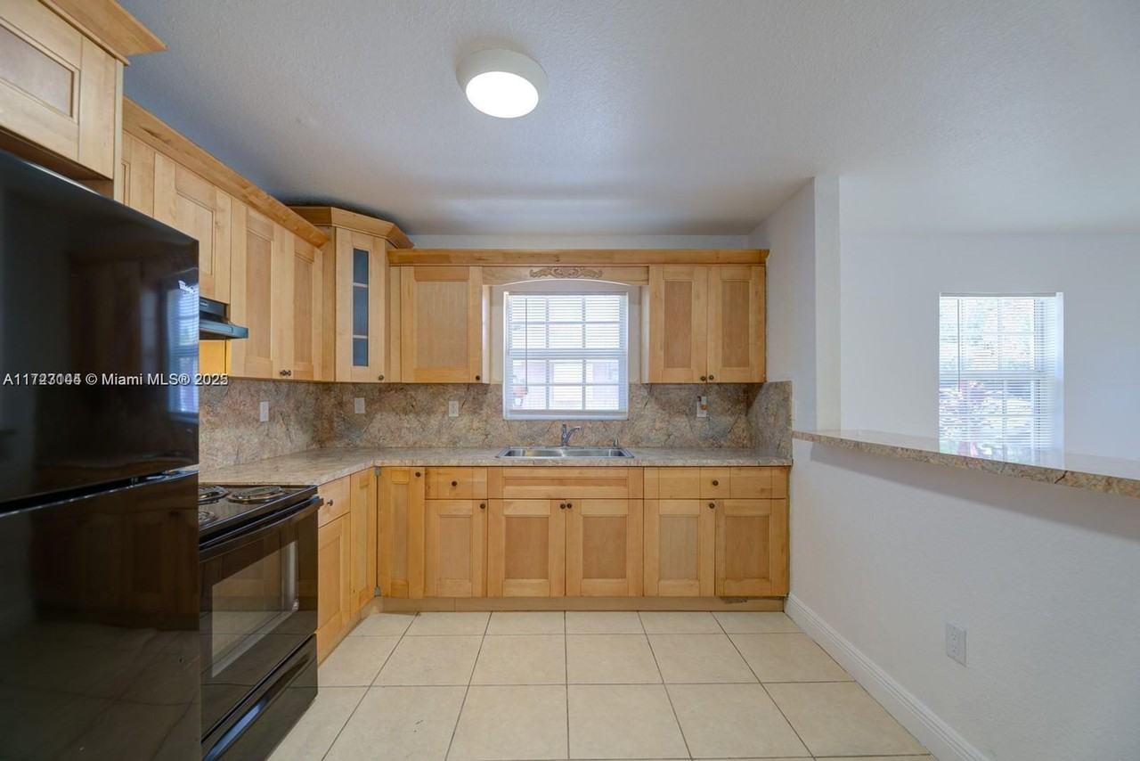 1814 Nw 93rd St - Photo 2 of 17