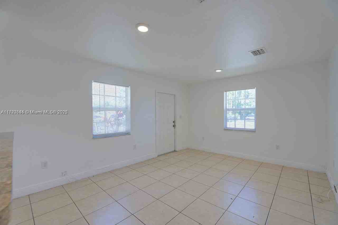 1814 Nw 93rd St - Photo 4 of 17