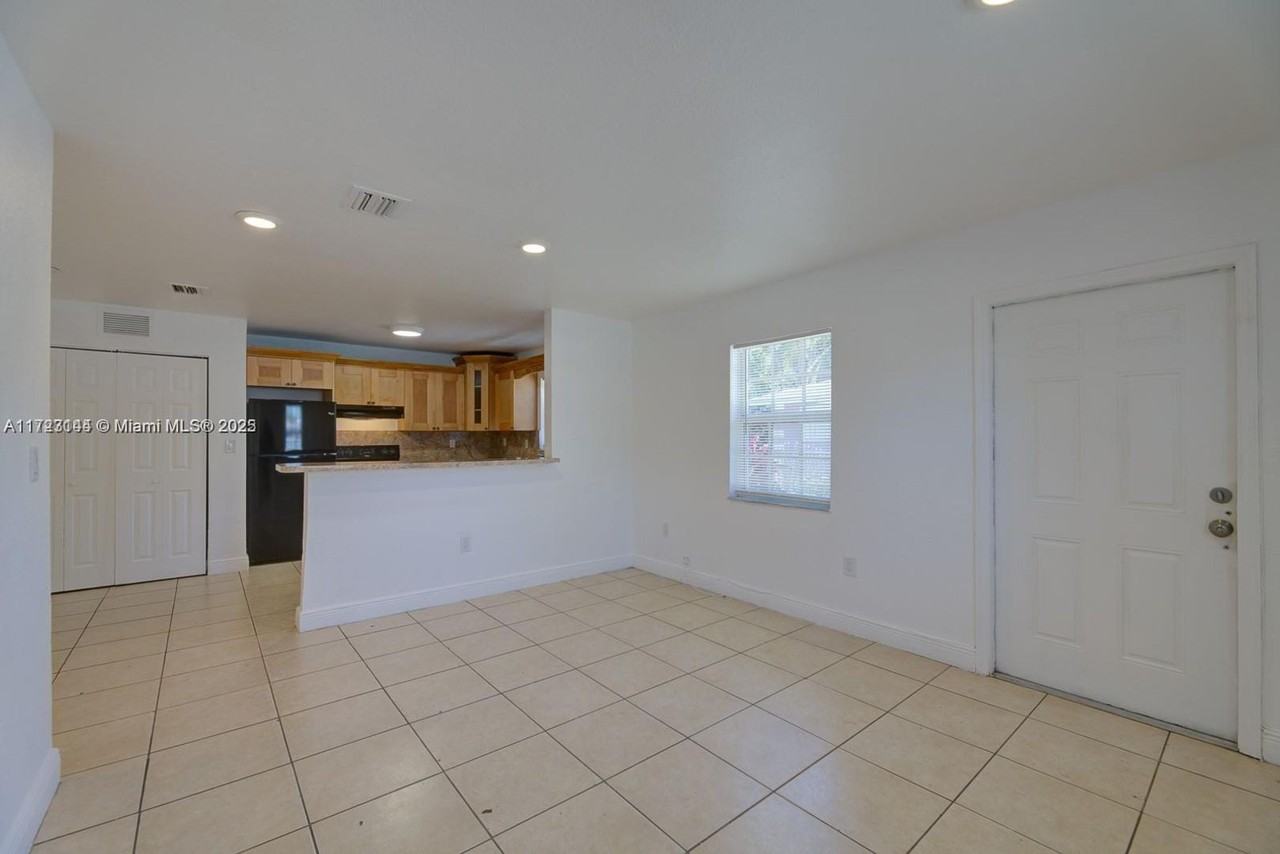 1814 Nw 93rd St - Photo 7 of 17