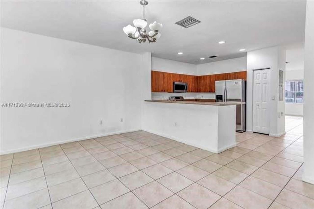 2577 Sw 82nd Ave - Photo 3 of 17