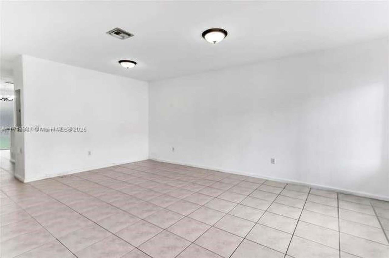 2577 Sw 82nd Ave - Photo 4 of 17