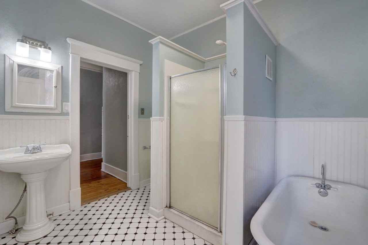 631 W 37th St - Photo 6 of 30