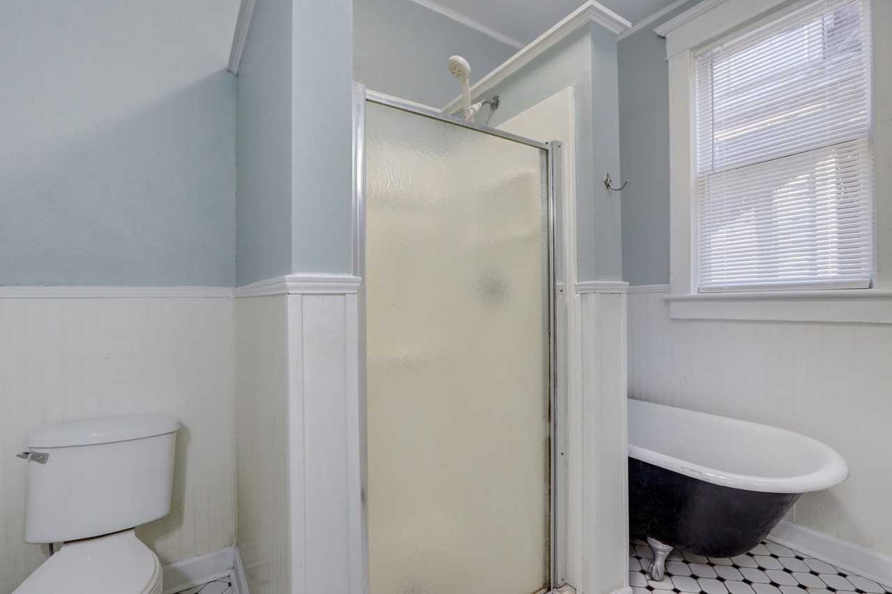 631 W 37th St - Photo 7 of 30