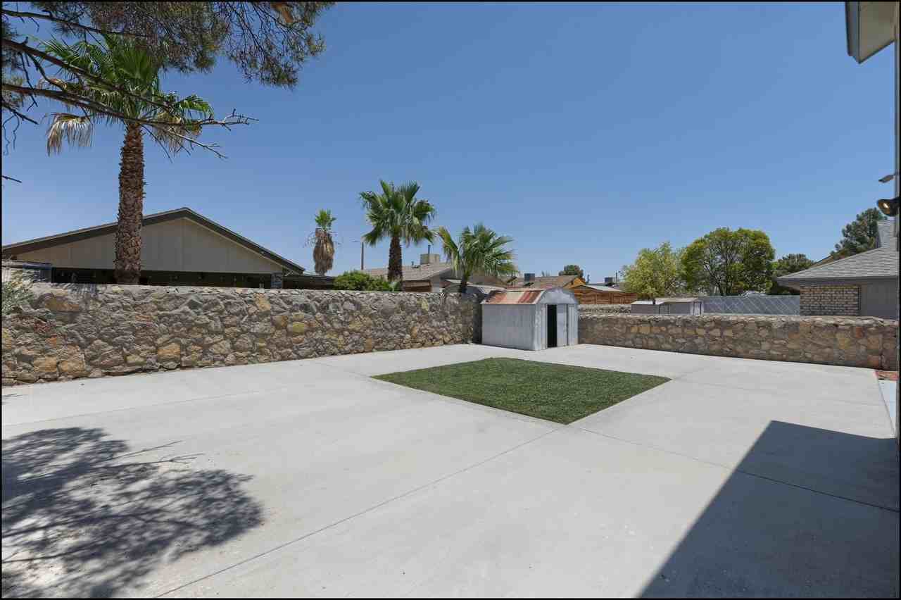 11481 Lone Wolf Cir - Photo 3 of 41