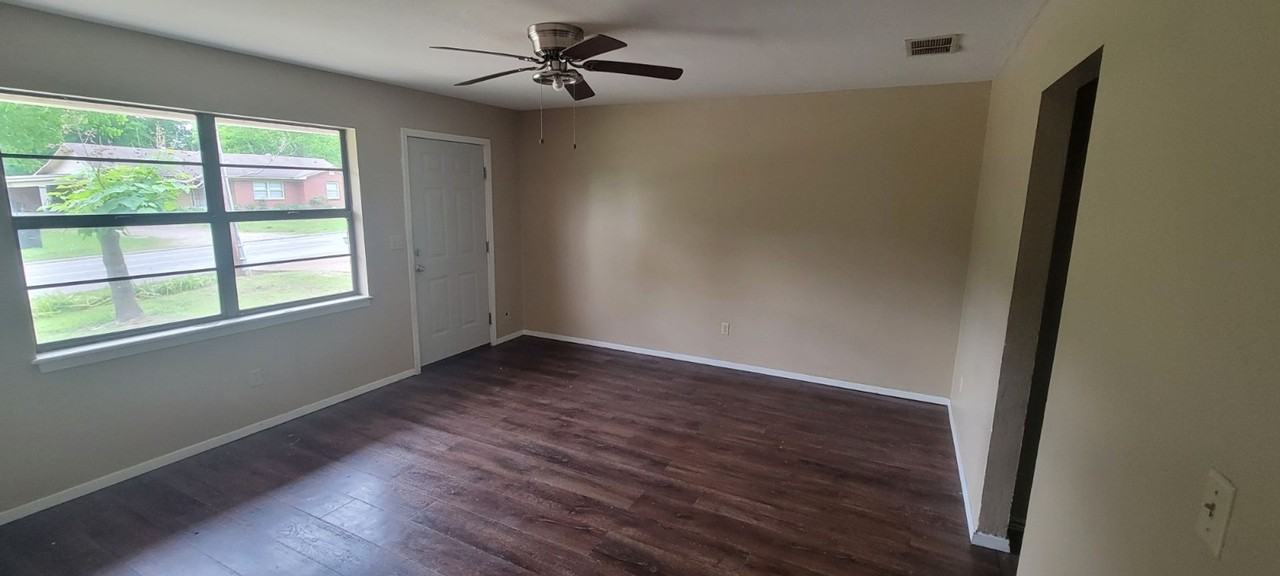 380 Broadwater Ln - Photo 3 of 13