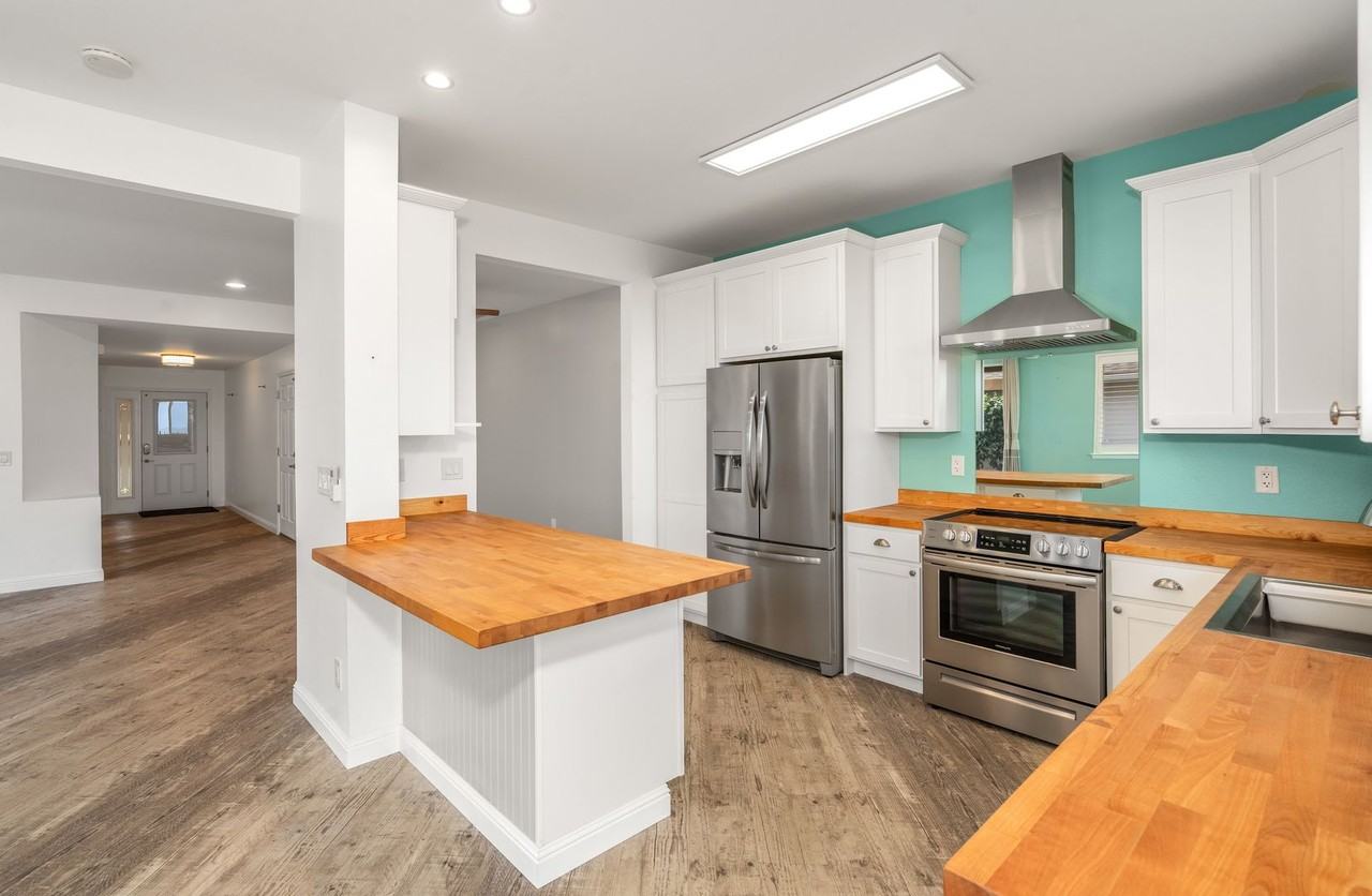 611 Akolea St - Photo 7 of 46