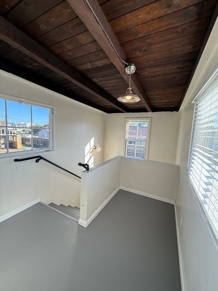 217 S Gray St - Photo 4 of 28