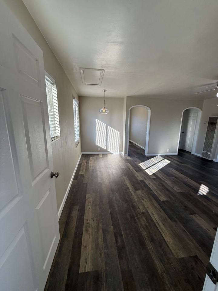217 S Gray St - Photo 5 of 28