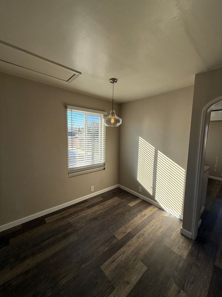 217 S Gray St - Photo 7 of 28