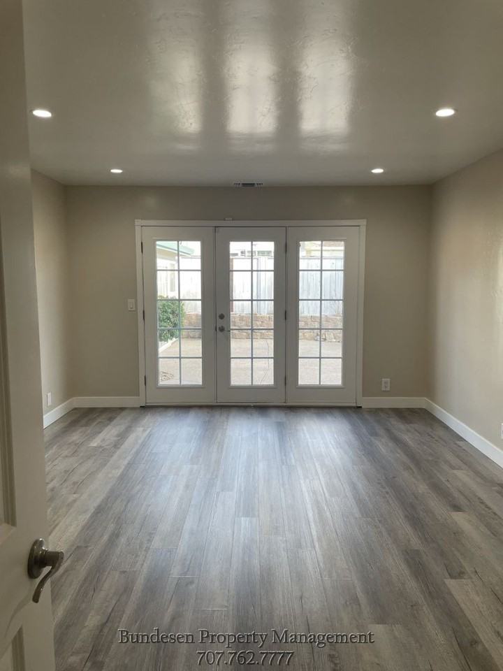 501 Marbella Ln - Photo 3 of 13