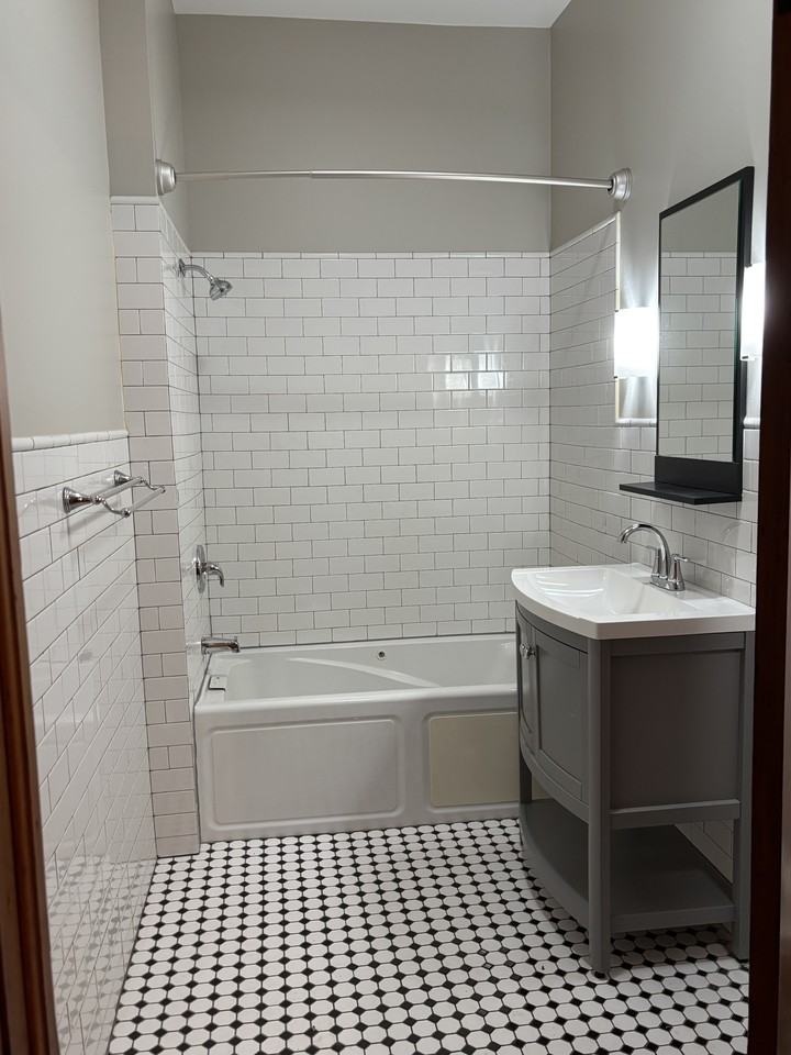 224 1/2 West Madison St - Photo 2 of 18