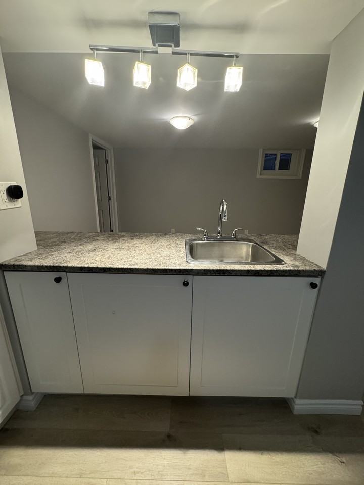 736 Stormont St Lowr - Photo 3 of 36