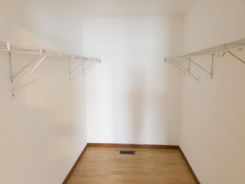 946 Symphony Dr - Photo 3 of 10