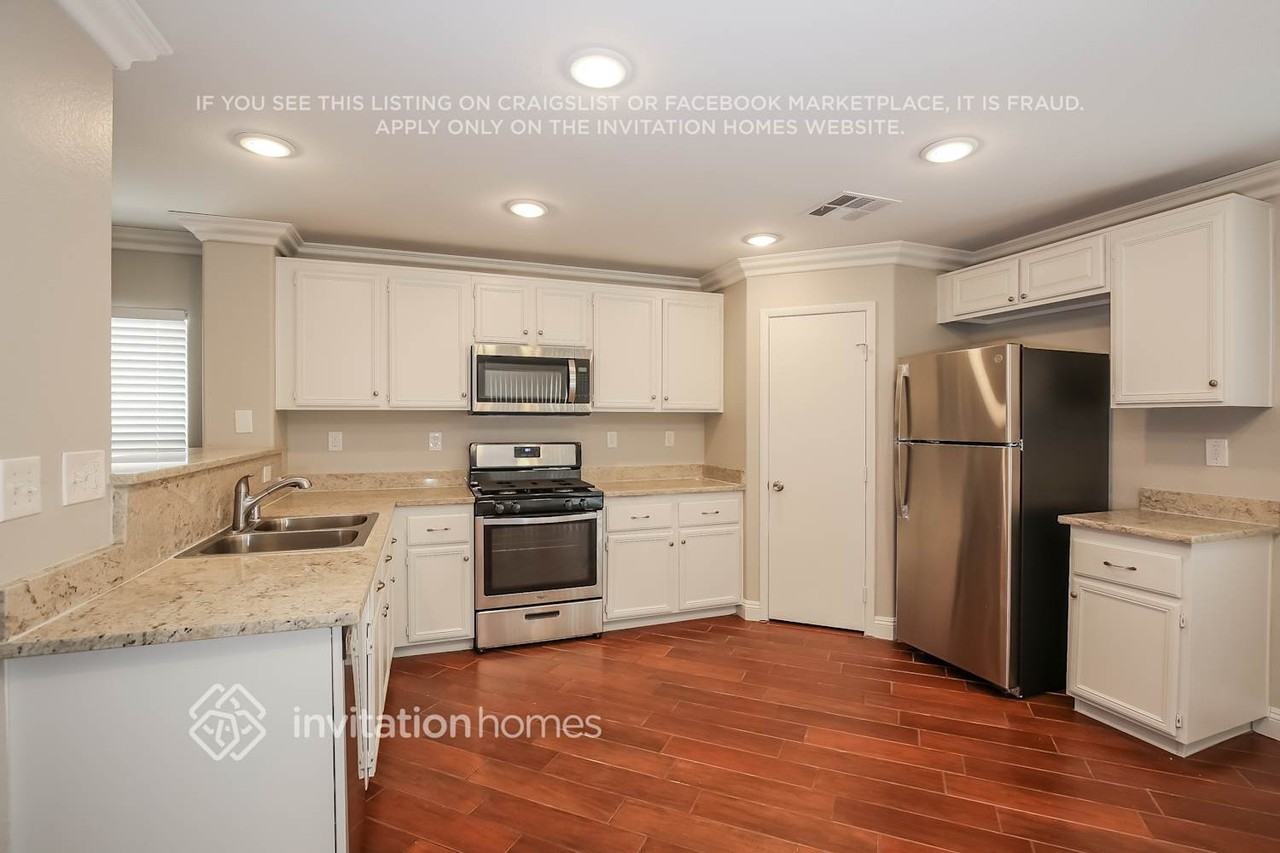 8392 Bismark Sapphire St - Photo 4 of 13