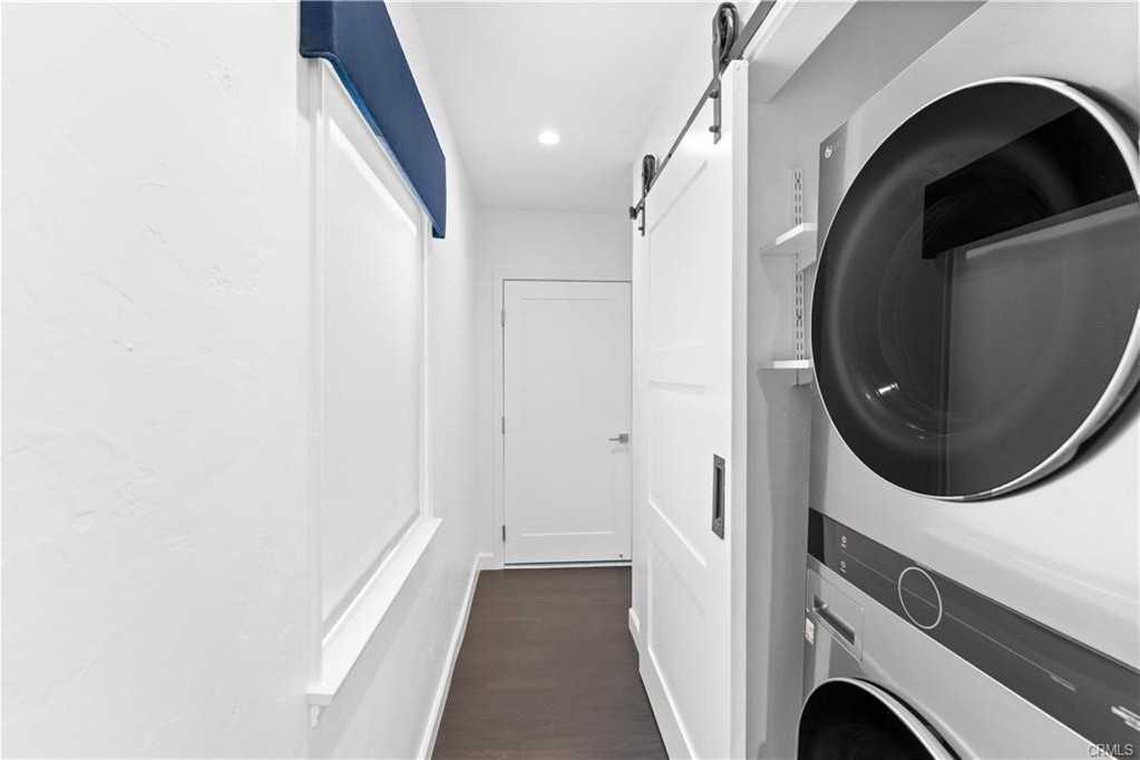 215 E Edgewater Ave - Photo 2 of 8
