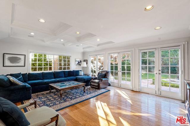 547 Loring Ave - Photo 3 of 4