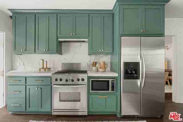 1545 Courtney Ave - Photo 2 of 7