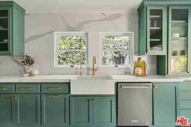 1545 Courtney Ave - Photo 3 of 7