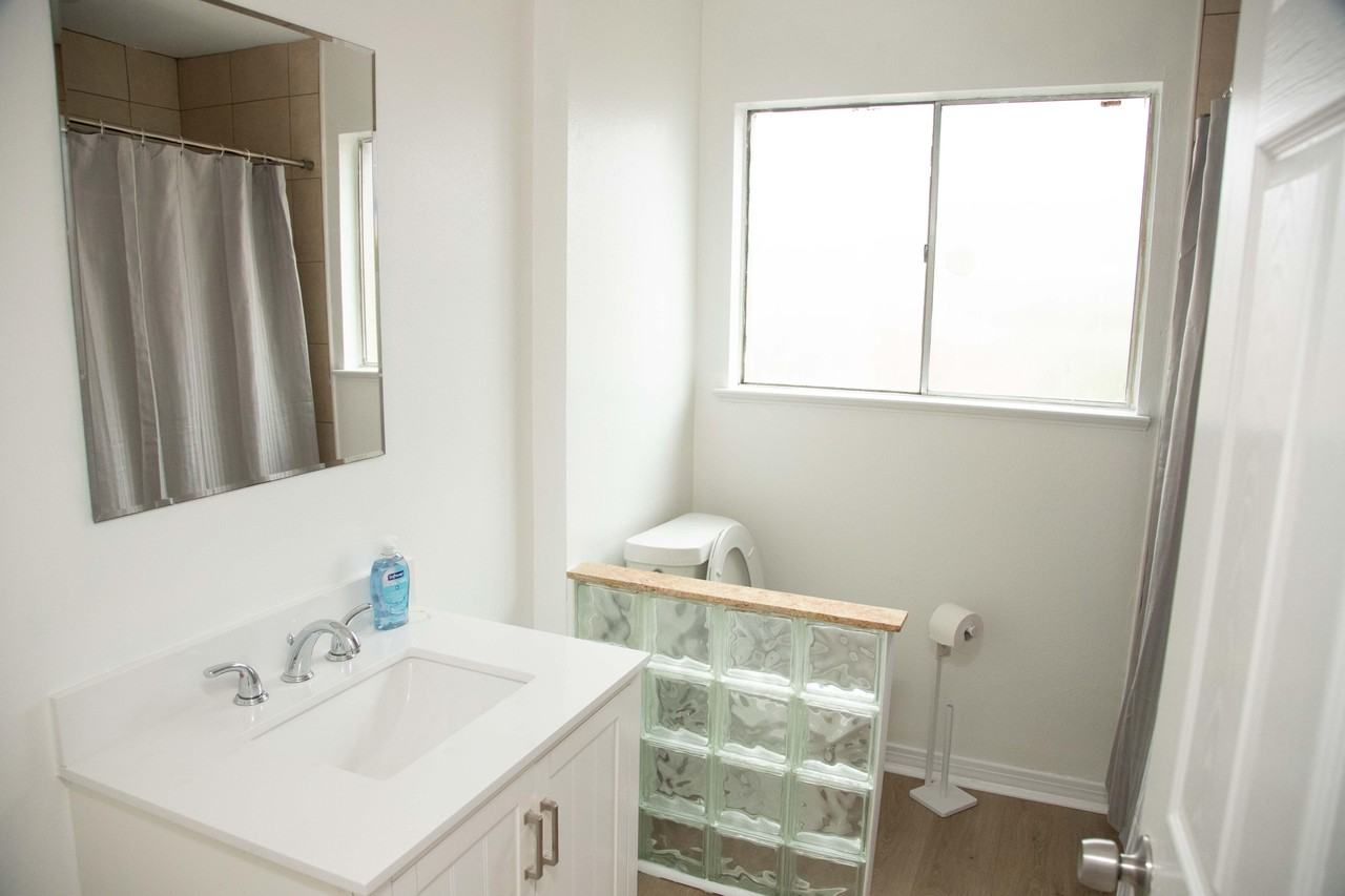 Rhodes Ave - Photo 4 of 8