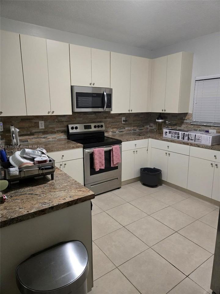 1231 Ne 32nd Ave - Photo 2 of 8