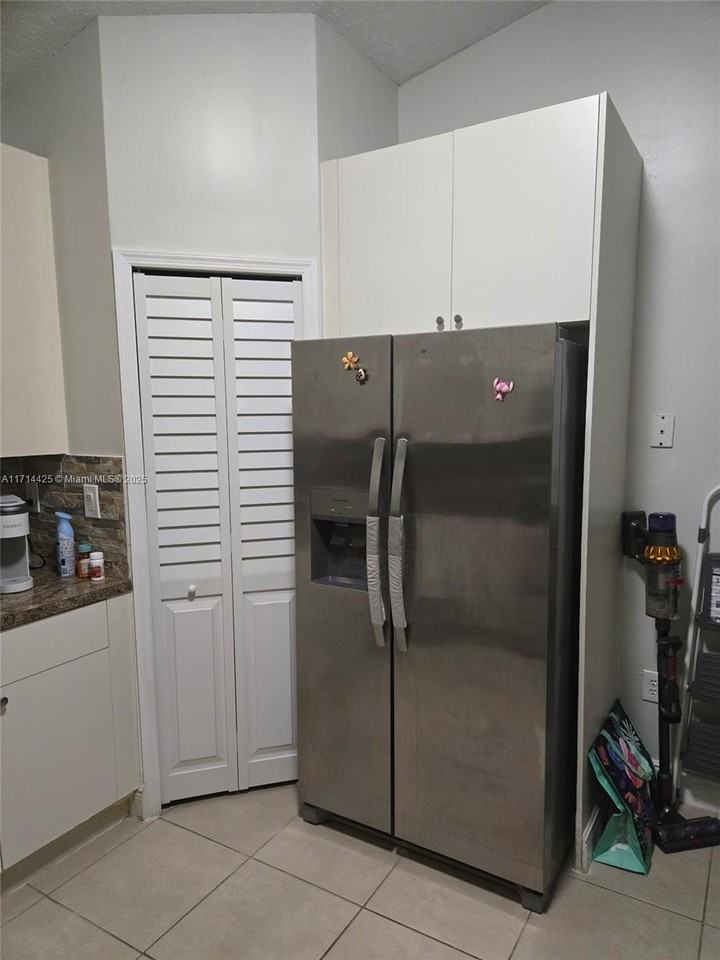 1231 Ne 32nd Ave - Photo 3 of 8