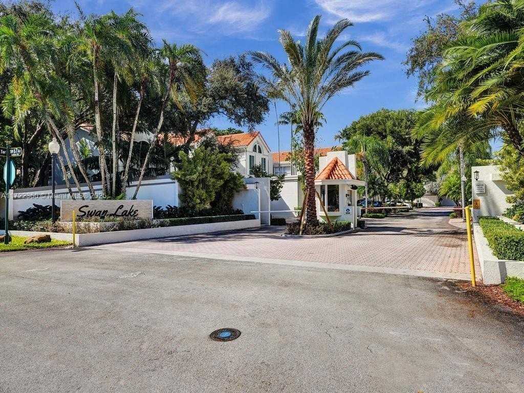 8850 Southwest 67th Court - Photo 4 of 49