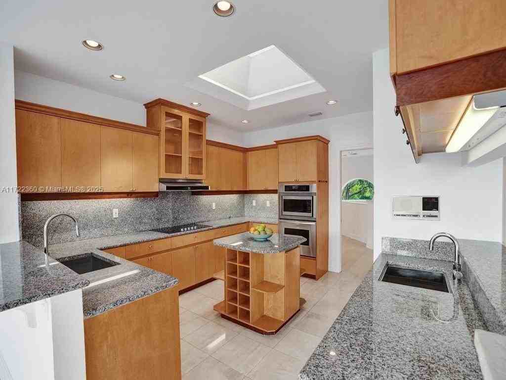 8850 Southwest 67th Court - Photo 7 of 49