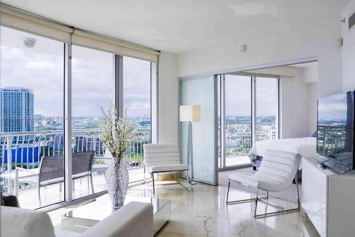 1750 N Bayshore Dr #2914 - Photo 4 of 11