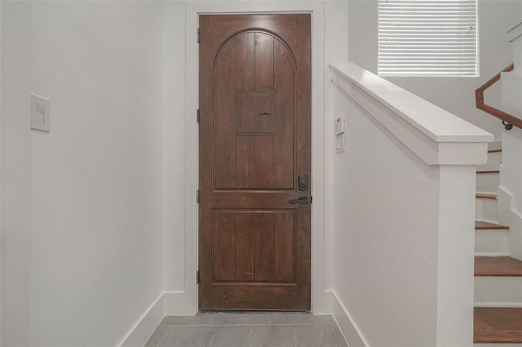 1103 Ruthven St - Photo 2 of 43