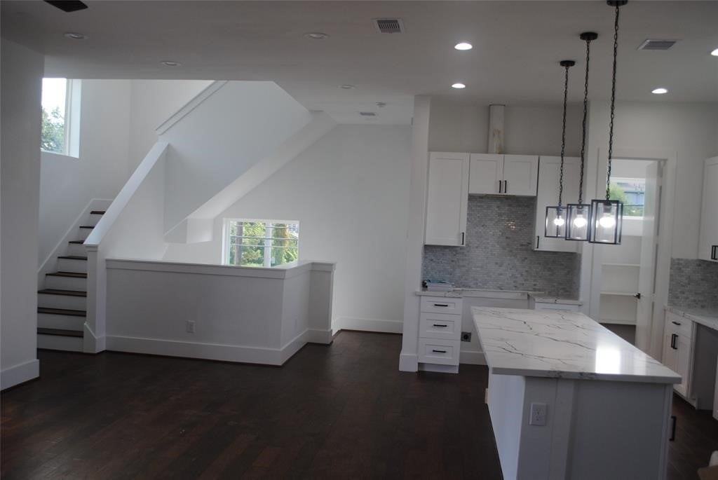 1103 Ruthven St - Photo 7 of 43