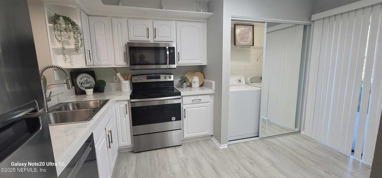 7640 Las Palmas Way - Photo 3 of 42