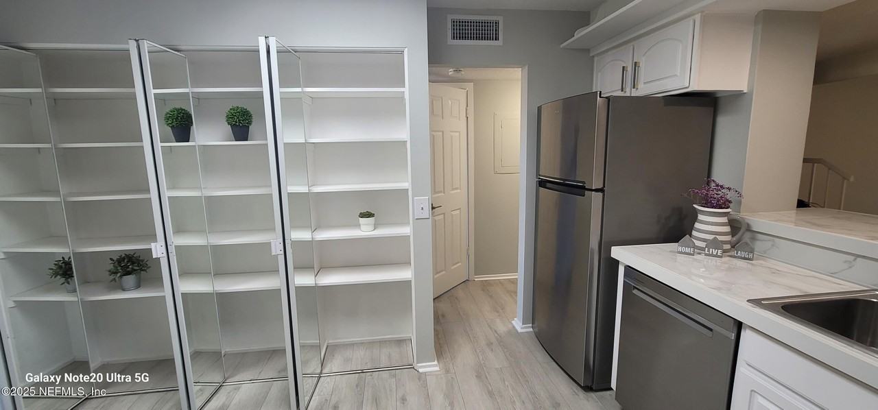 7640 Las Palmas Way - Photo 6 of 42